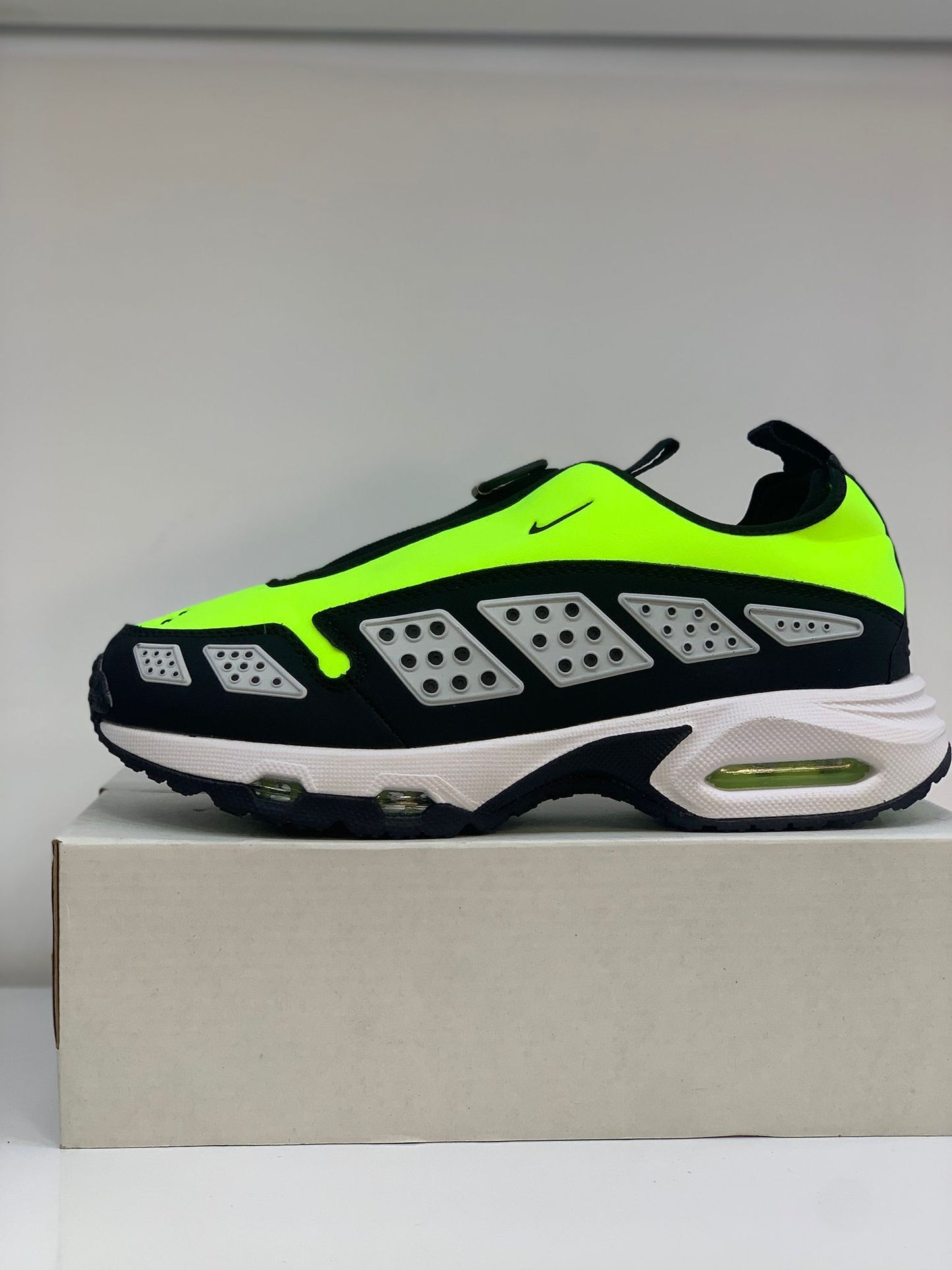 Nike Air Max SNDR – Neon Yeşilin Gücüyle Stilini Yansıt