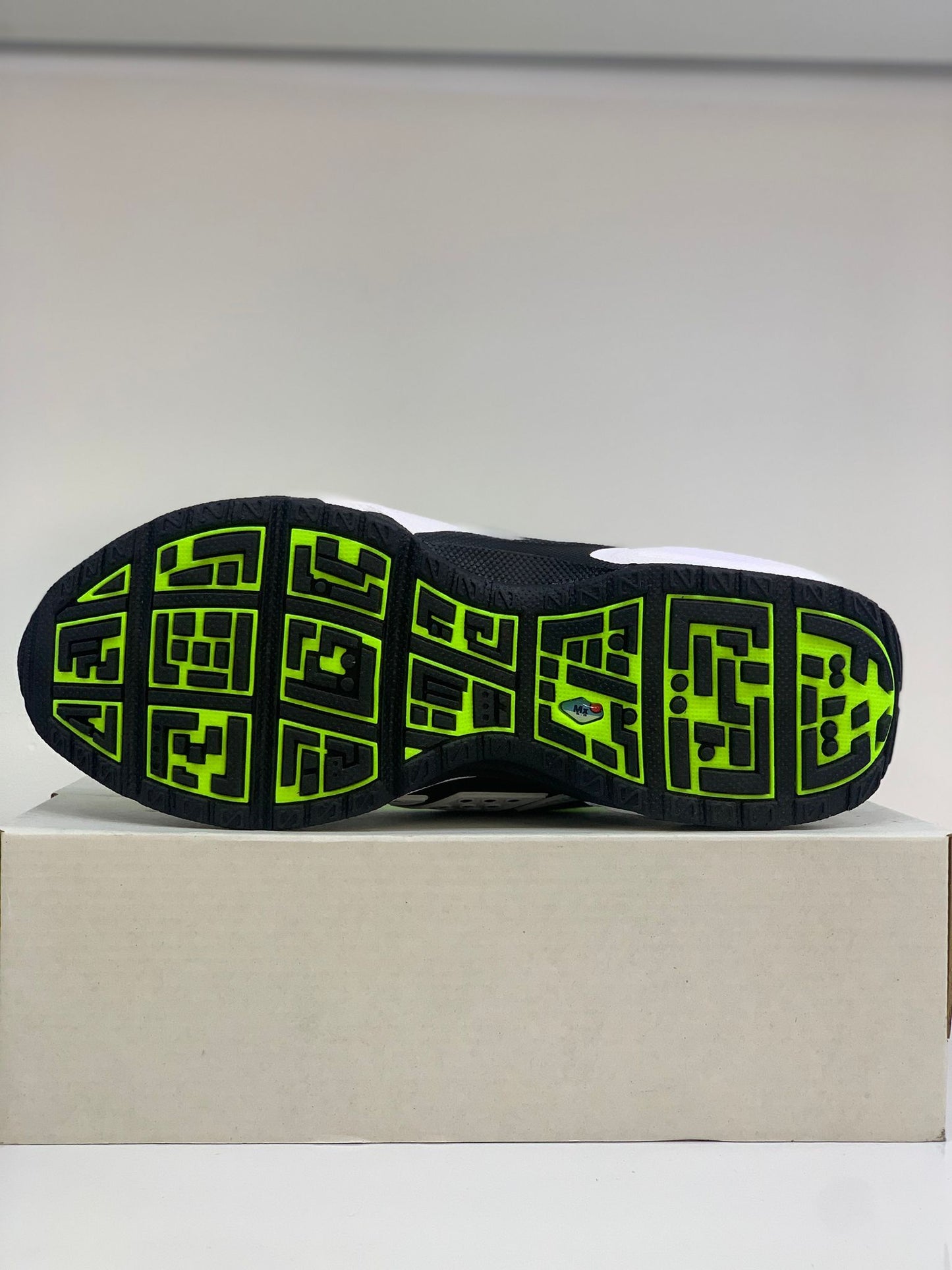 Nike Air Max SNDR – Neon Yeşilin Gücüyle Stilini Yansıt