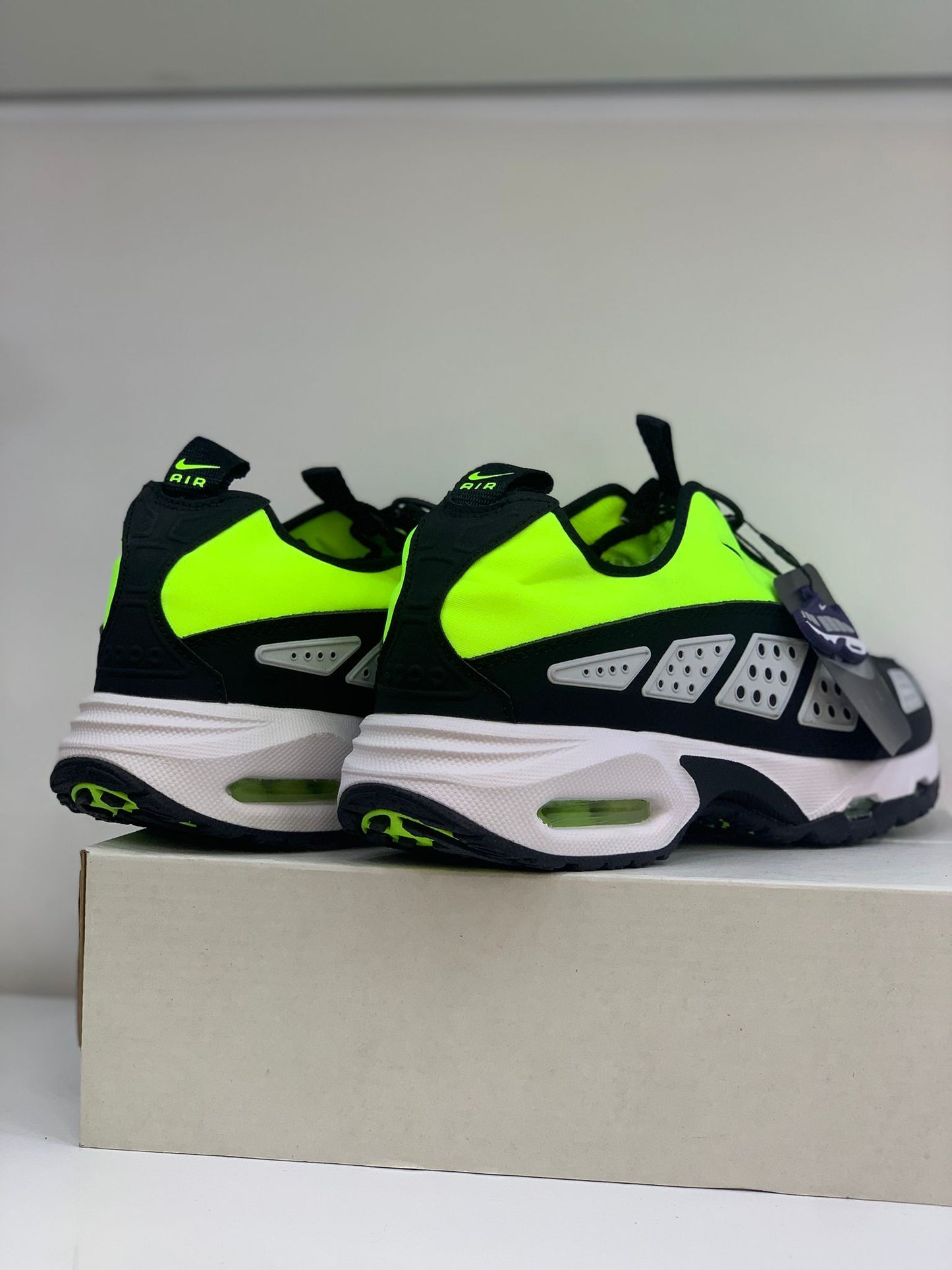 Nike Air Max SNDR – Neon Yeşilin Gücüyle Stilini Yansıt