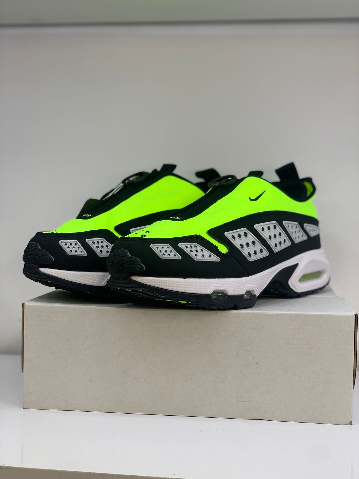 Nike Air Max SNDR – Neon Yeşilin Gücüyle Stilini Yansıt