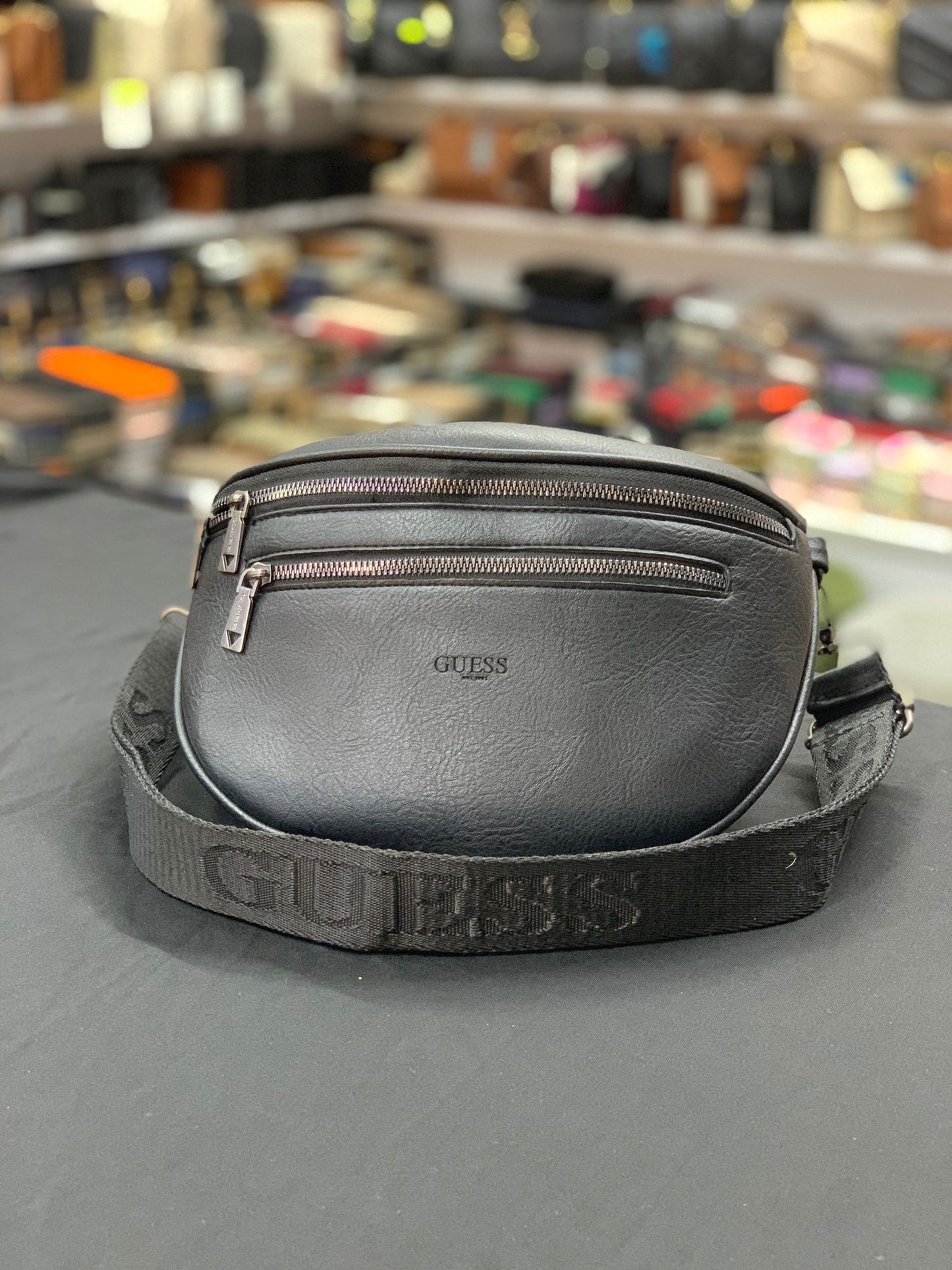 Guess Siyah Deri Görünümlü Bel & Omuz Çantası