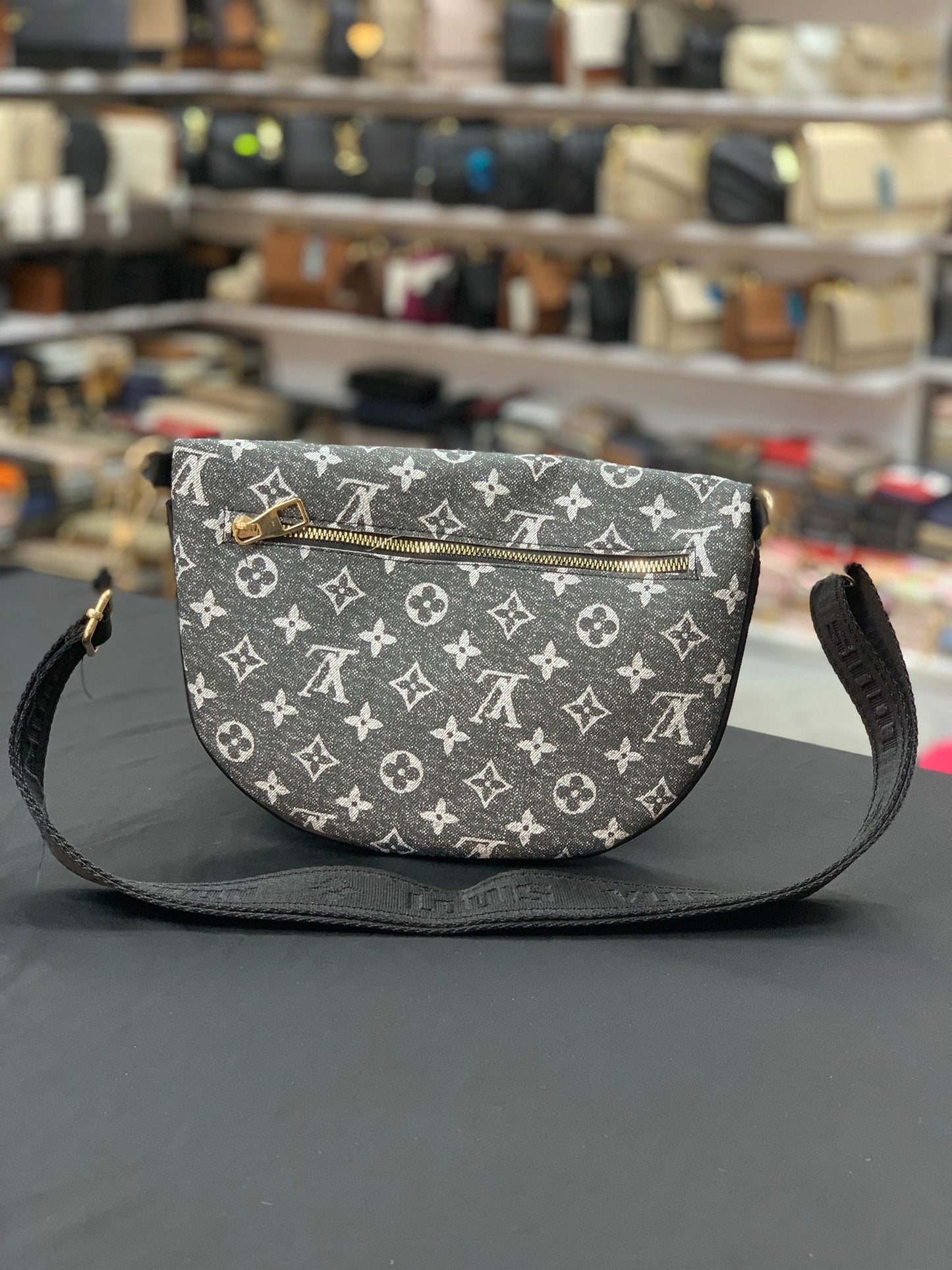 Louis Vuitton Monogram Bel Çantası