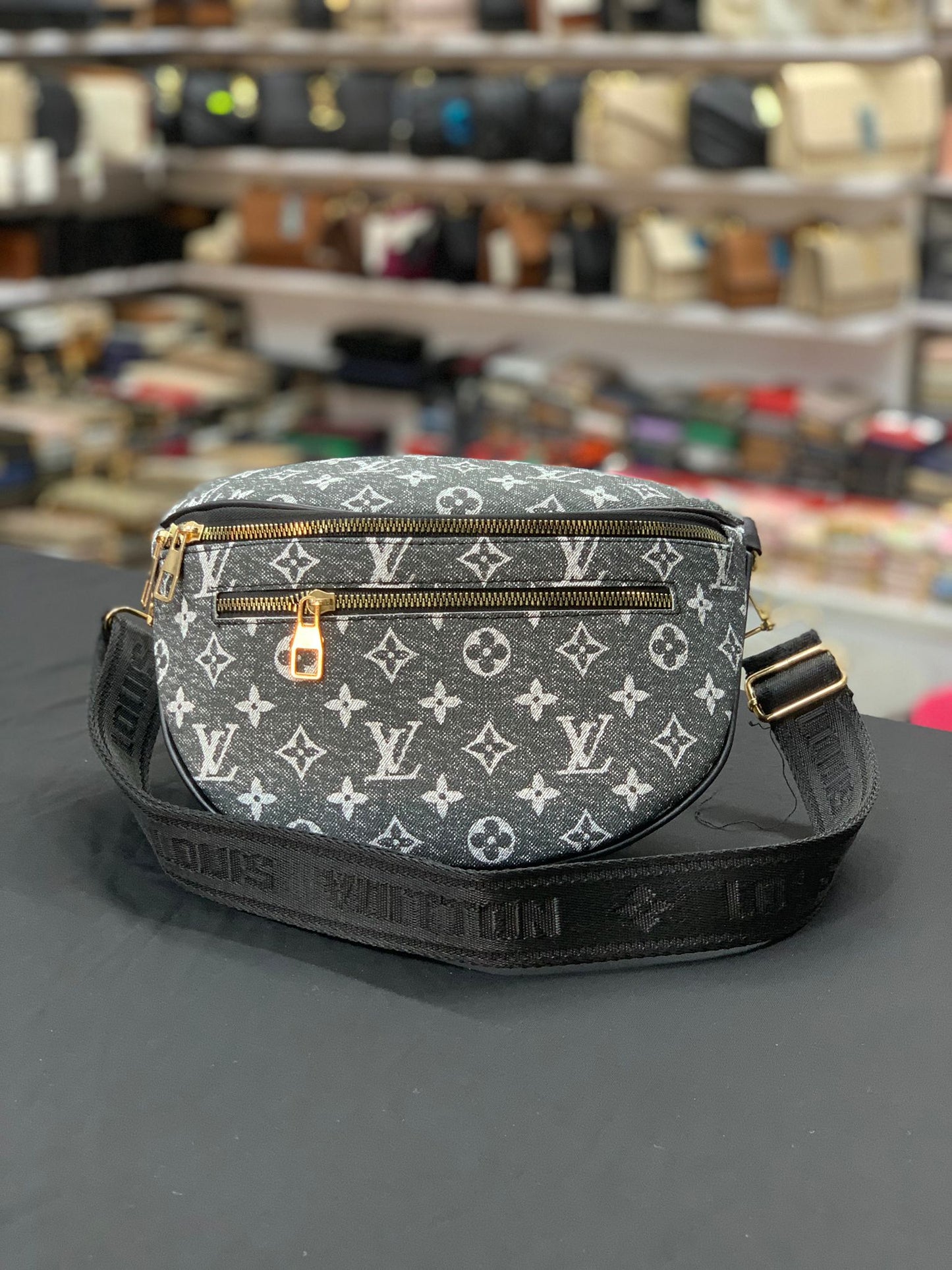 Louis Vuitton Monogram Bel Çantası