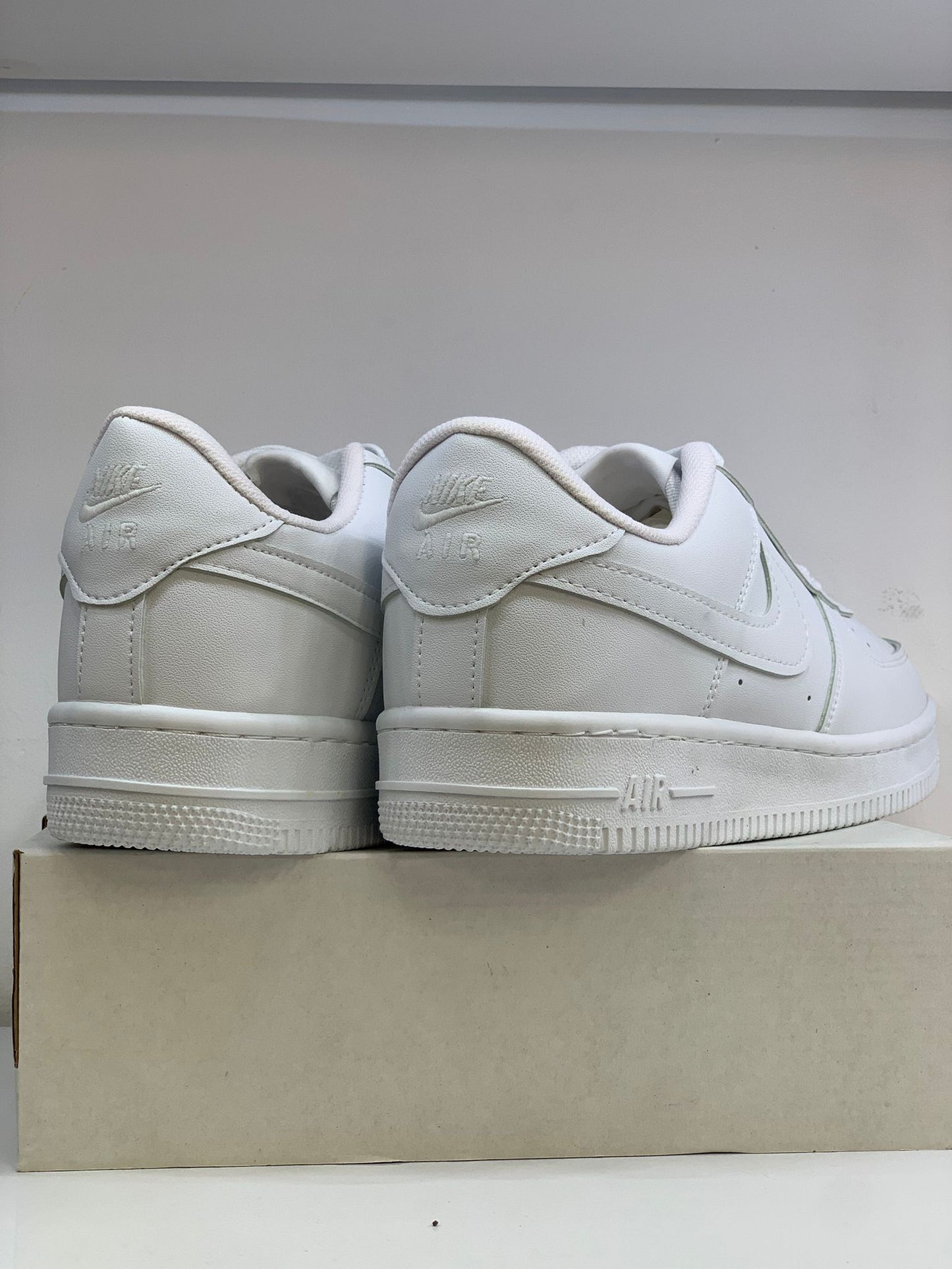 Nike Air Force 1 ’07 – İkonik Beyaz Sneaker