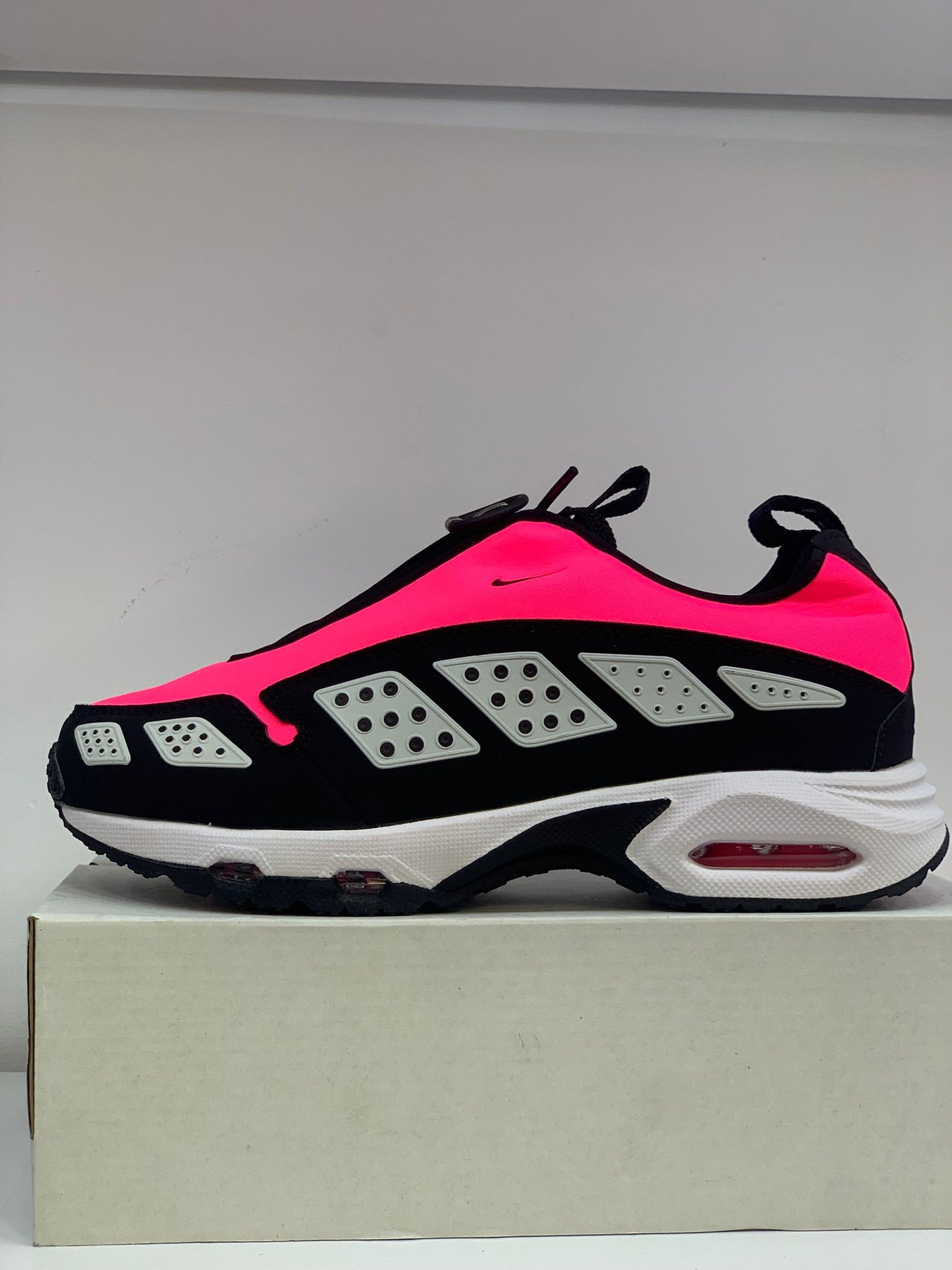 Nike Air Max SNDR – Neon Enerjisiyle Öne Çık