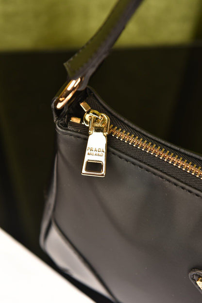 Prada Re-Edition 2005 Omuz Çantası