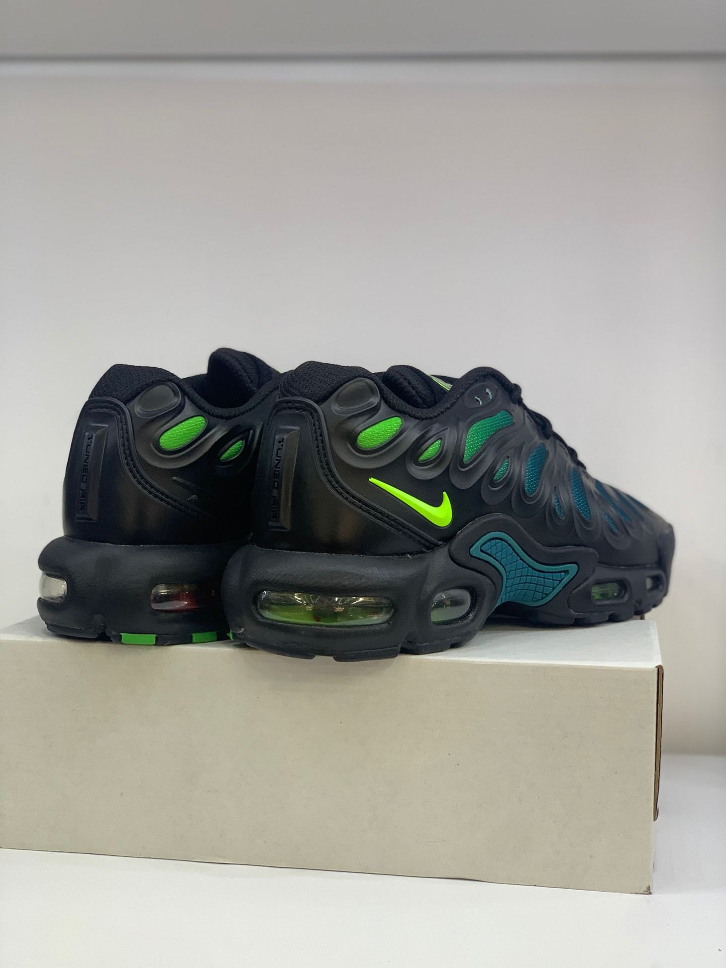 Nike TN Air – Black Volt Green