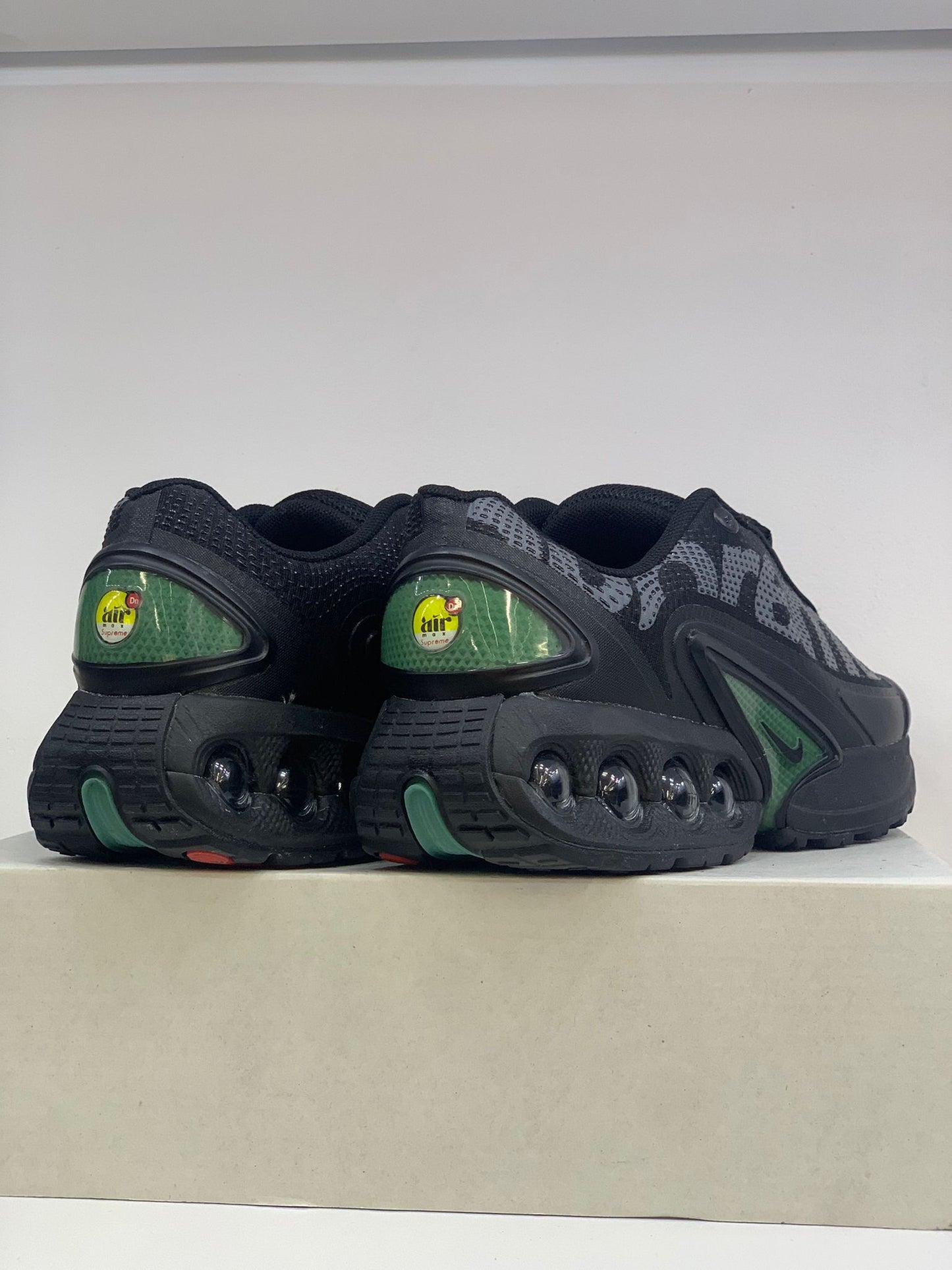 Nike x Supreme Air Max DN "Black" – Şehir Sokaklarına Güçlü Bir İmza