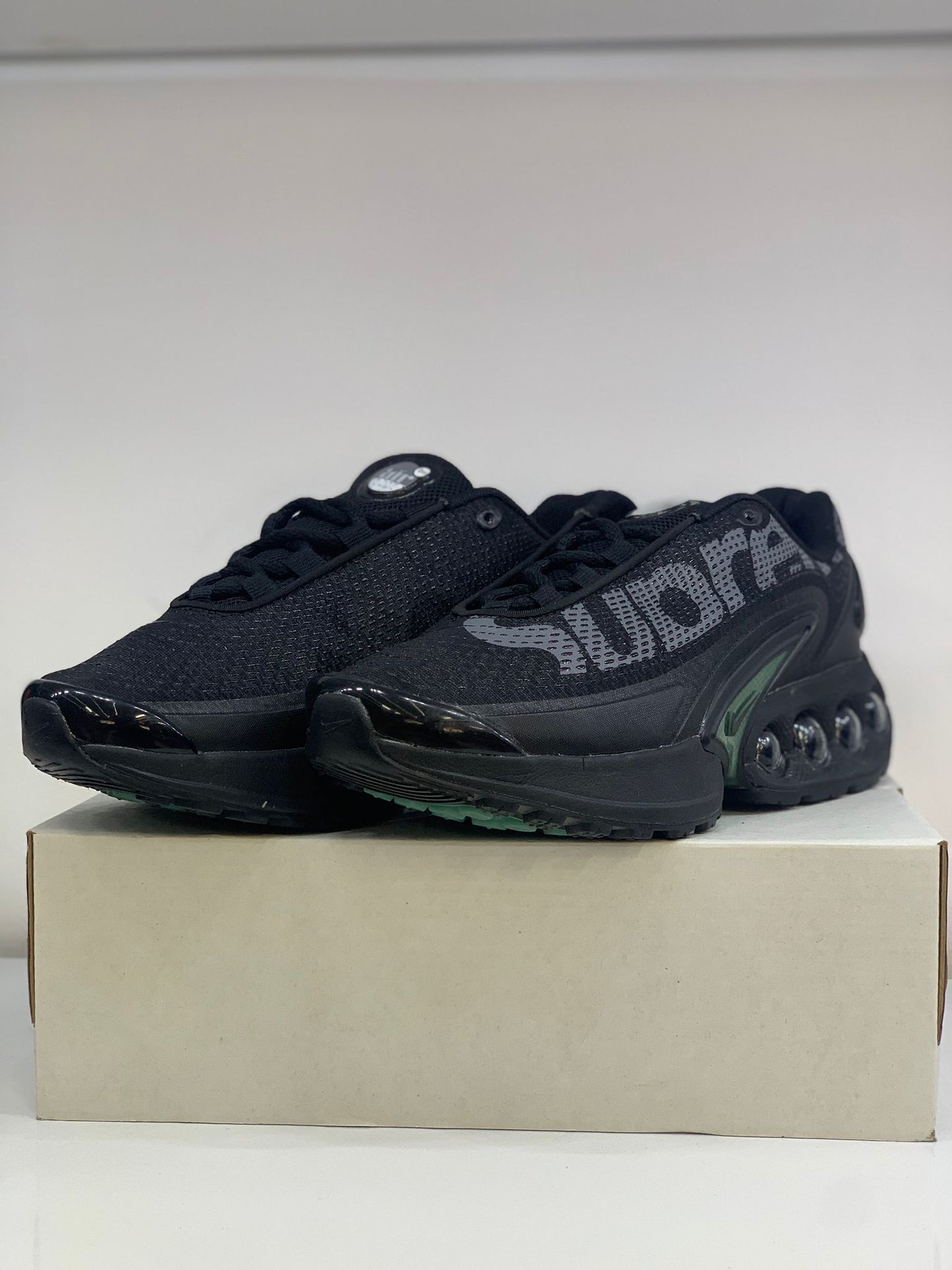 Nike x Supreme Air Max DN "Black" – Şehir Sokaklarına Güçlü Bir İmza