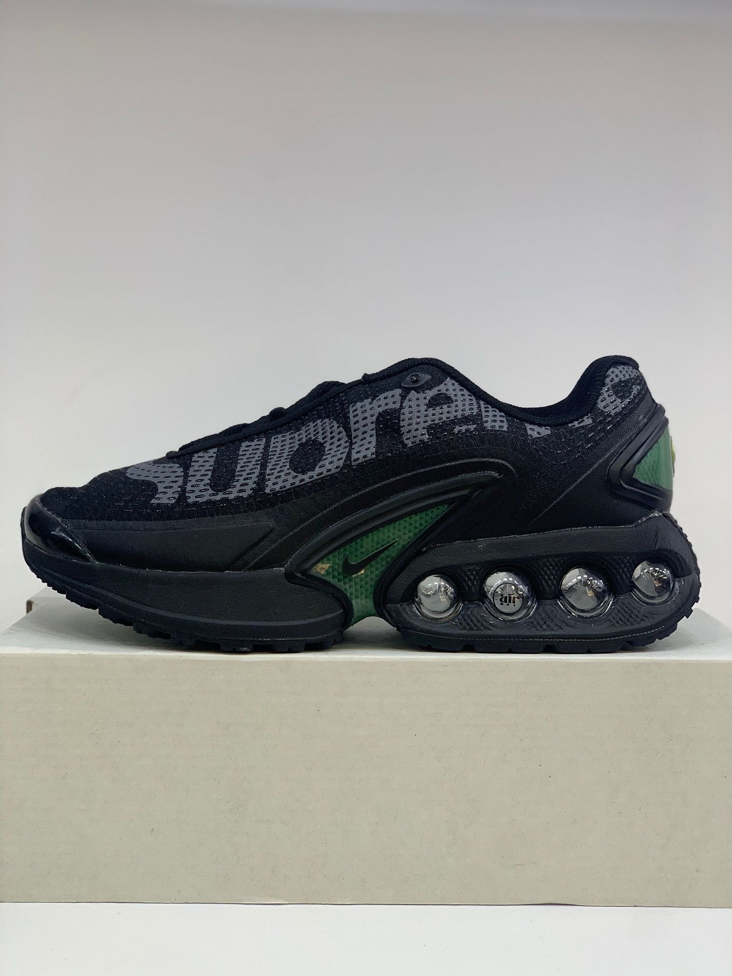 Nike x Supreme Air Max DN "Black" – Şehir Sokaklarına Güçlü Bir İmza