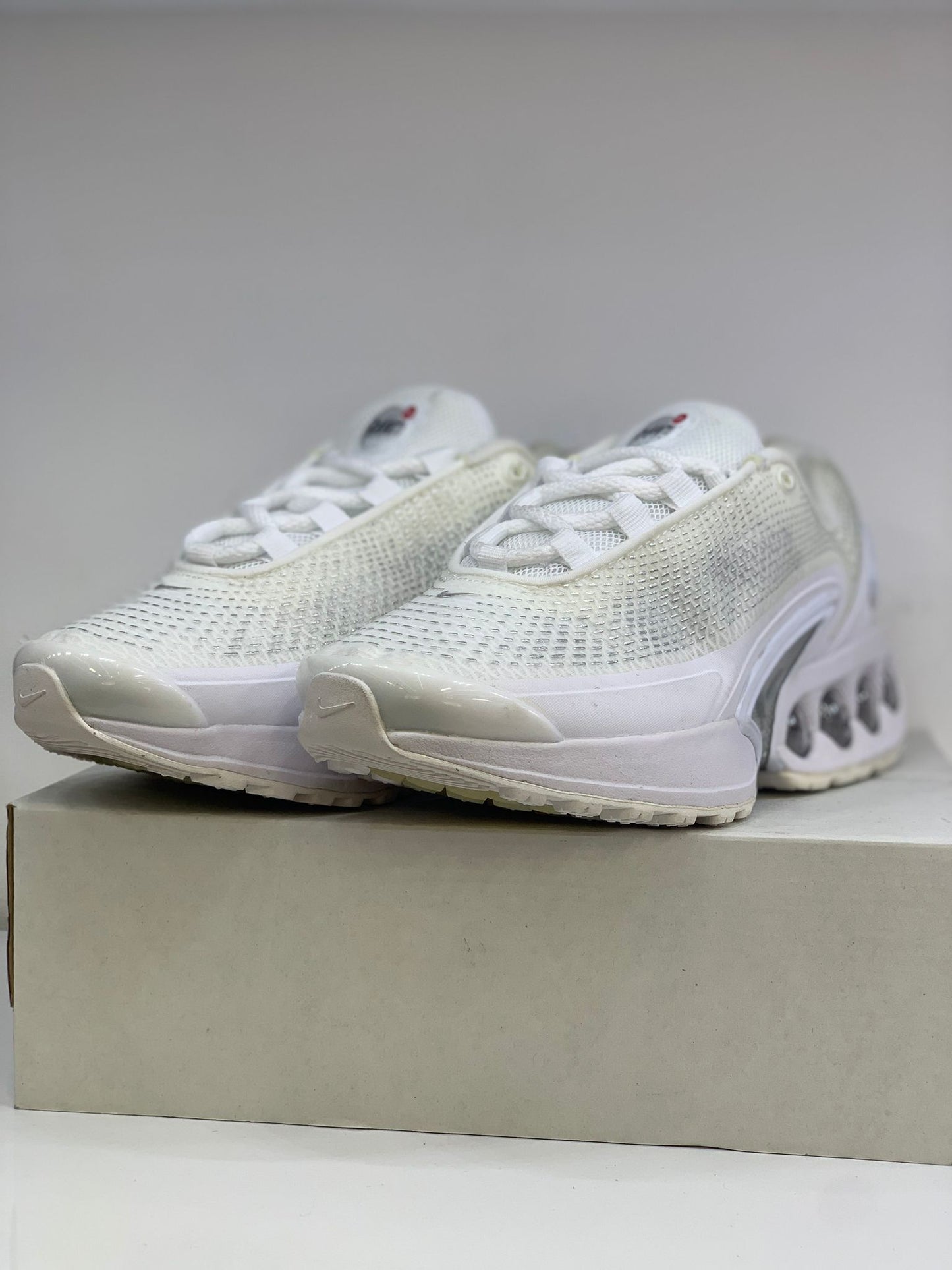 Nike Air Max DN Triple White – Temiz ve Teknolojik