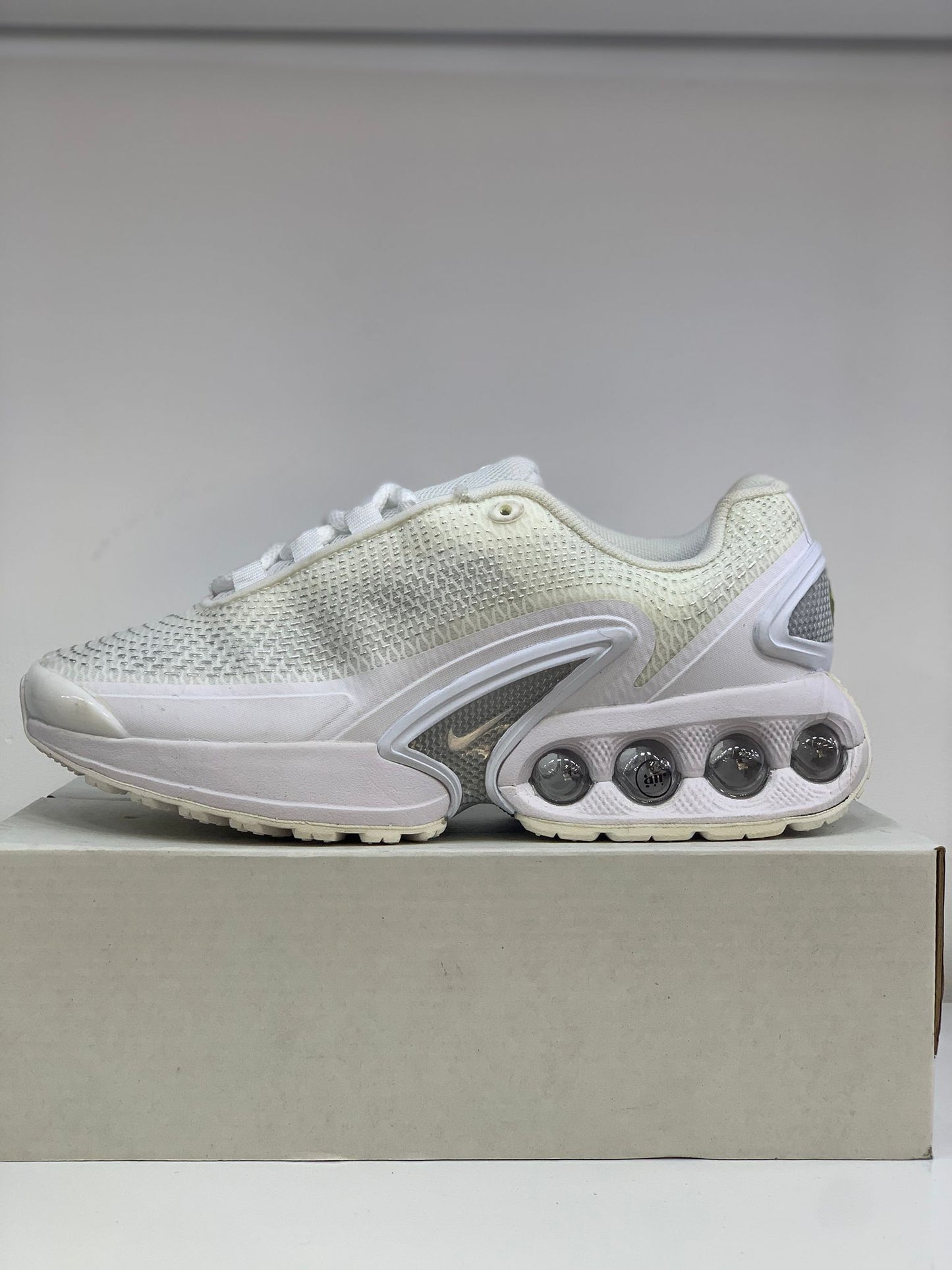 Nike Air Max DN Triple White – Temiz ve Teknolojik