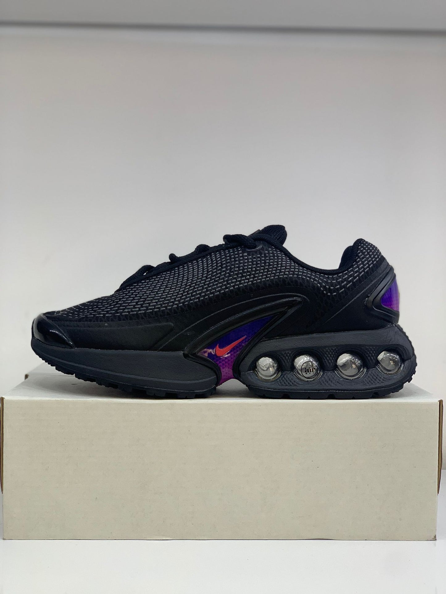Nike Air Max DN Triple Black – Şehir Stiline Yüksek Teknoloji
