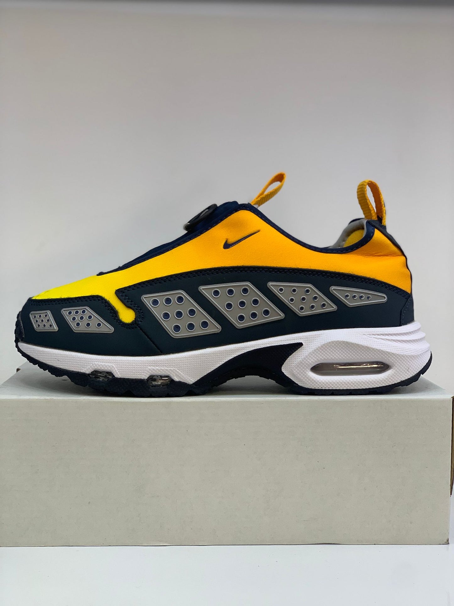 Nike Air Max SNDR – Sarının Dinamizmiyle Fark Yarat