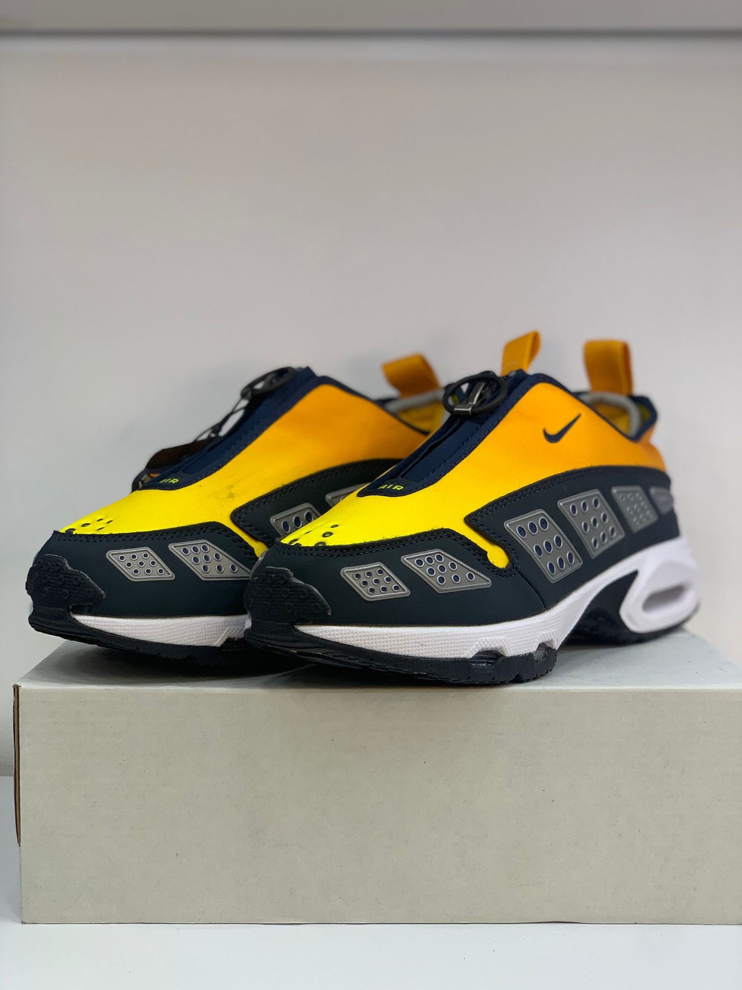 Nike Air Max SNDR – Sarının Dinamizmiyle Fark Yarat