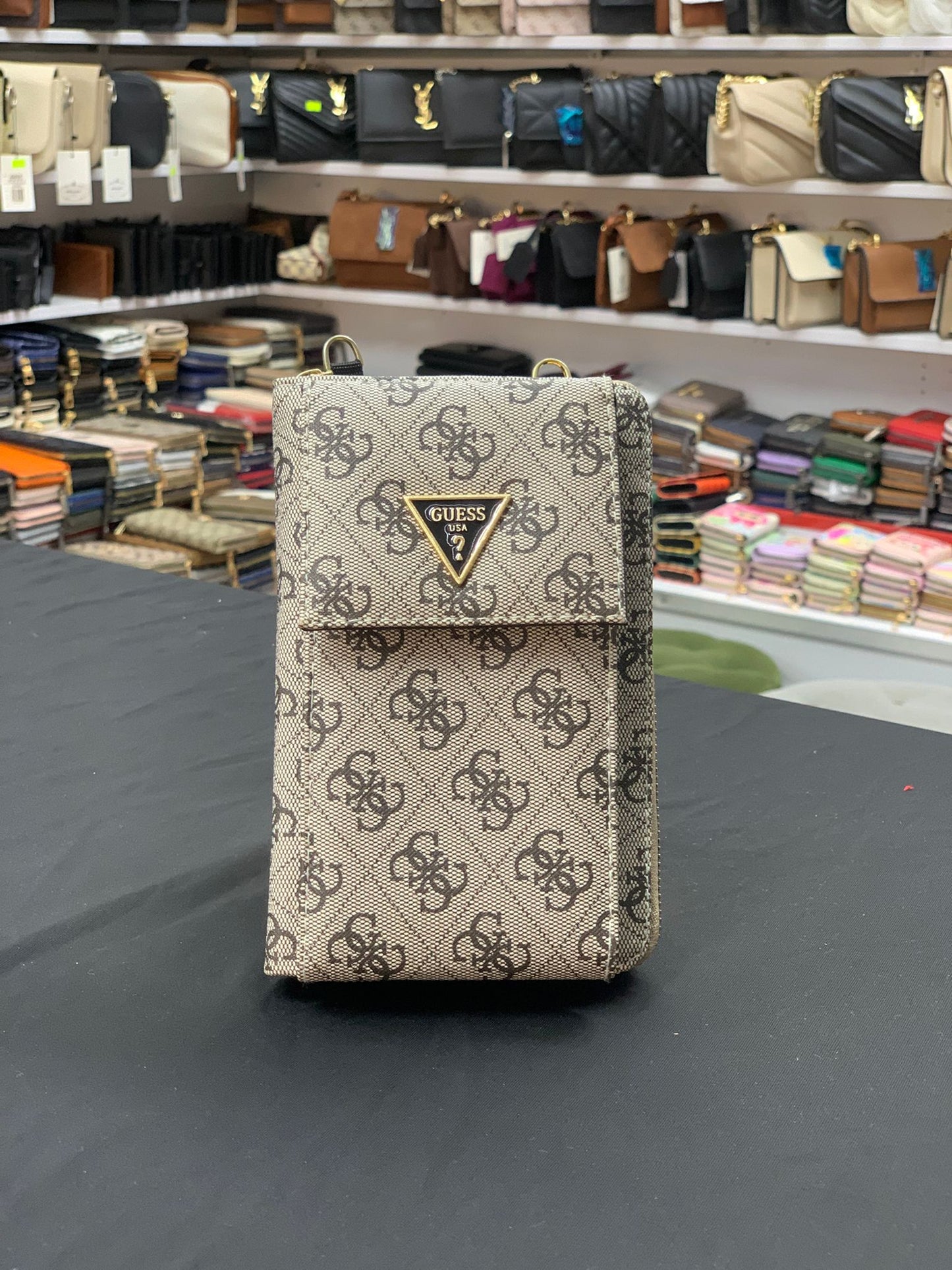 Guess Logolu Kadın Telefon Çantası – Bej Monogram Desenli