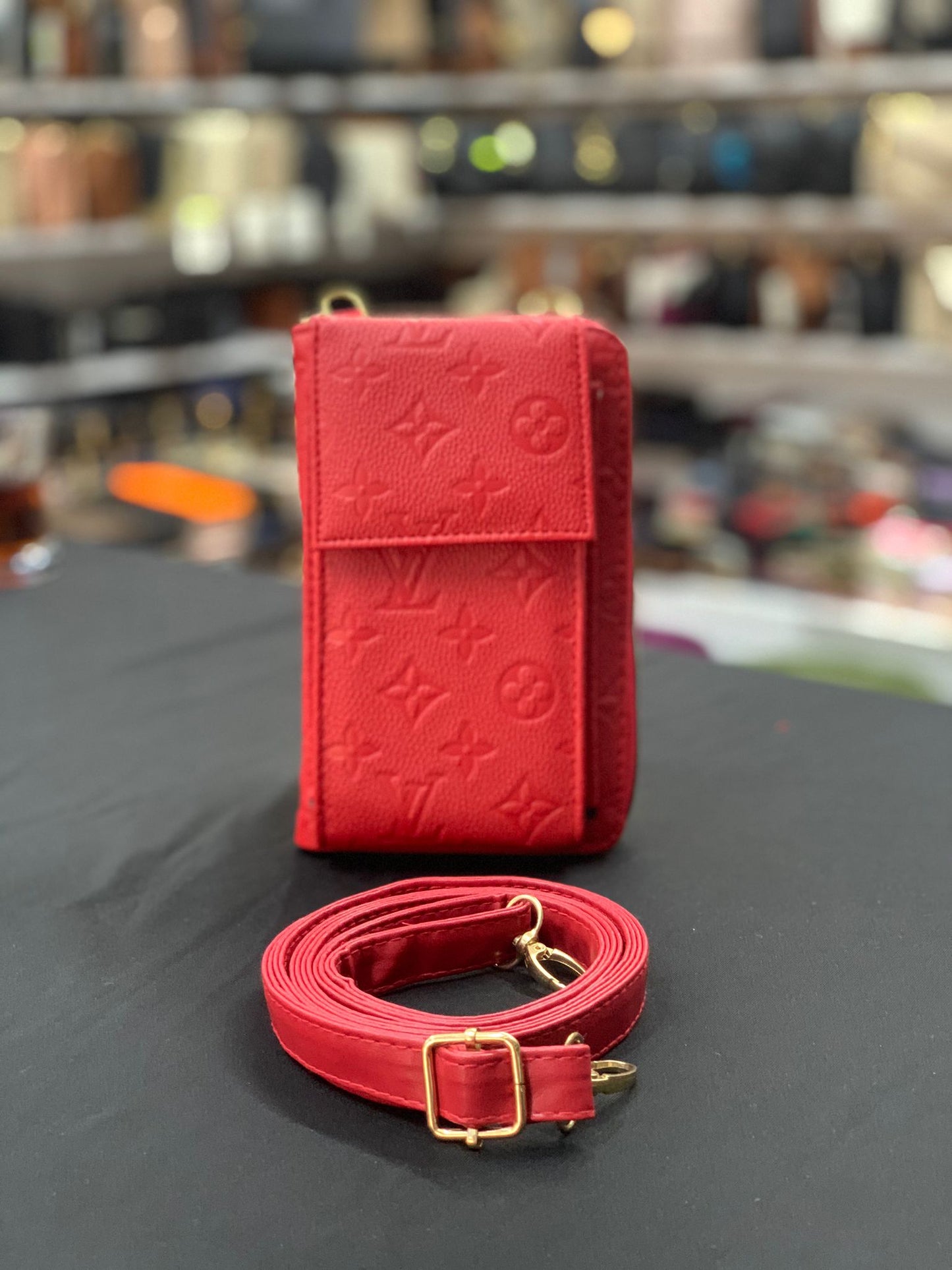 Kırmızı Monogram Kadın Telefon Çantası – Cesur ve Zarif