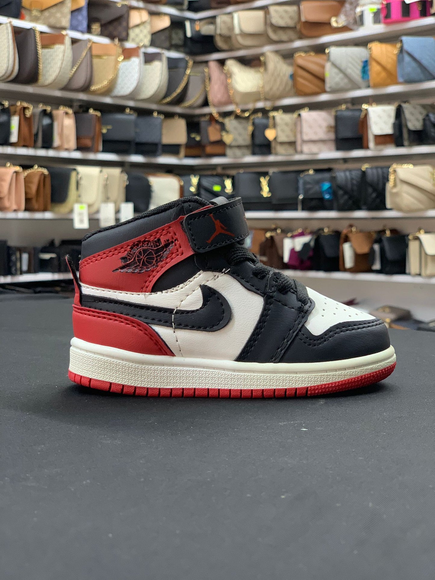 Jordan Kids – Siyah Kırmızı Yüksek Taban Sneaker
