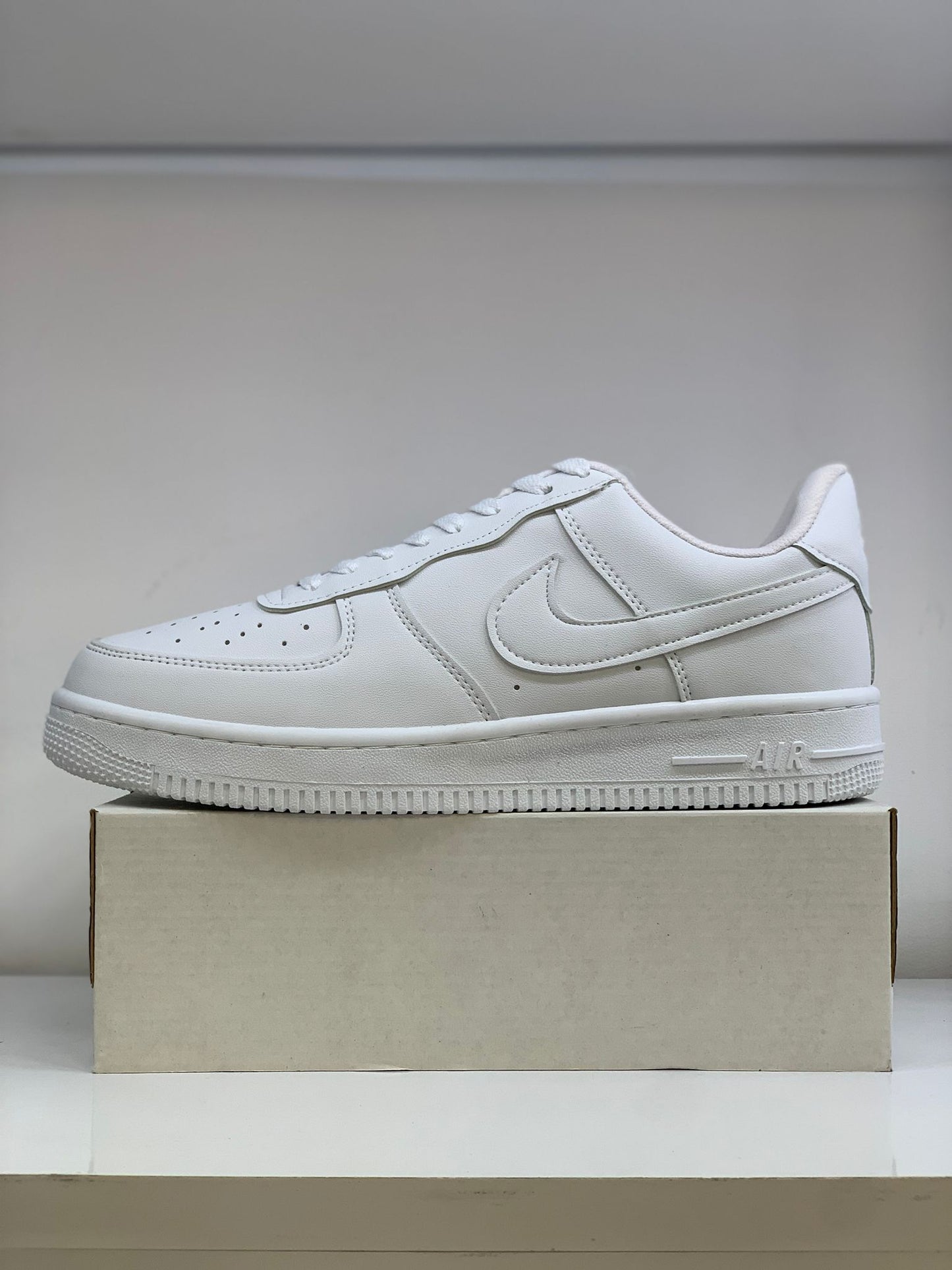 Nike Air Force 1 ’07 – İkonik Beyaz Sneaker