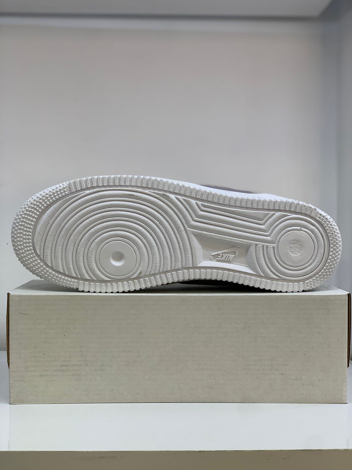 Nike Air Force 1 – Gri Süet Detaylı Erkek Sneakers