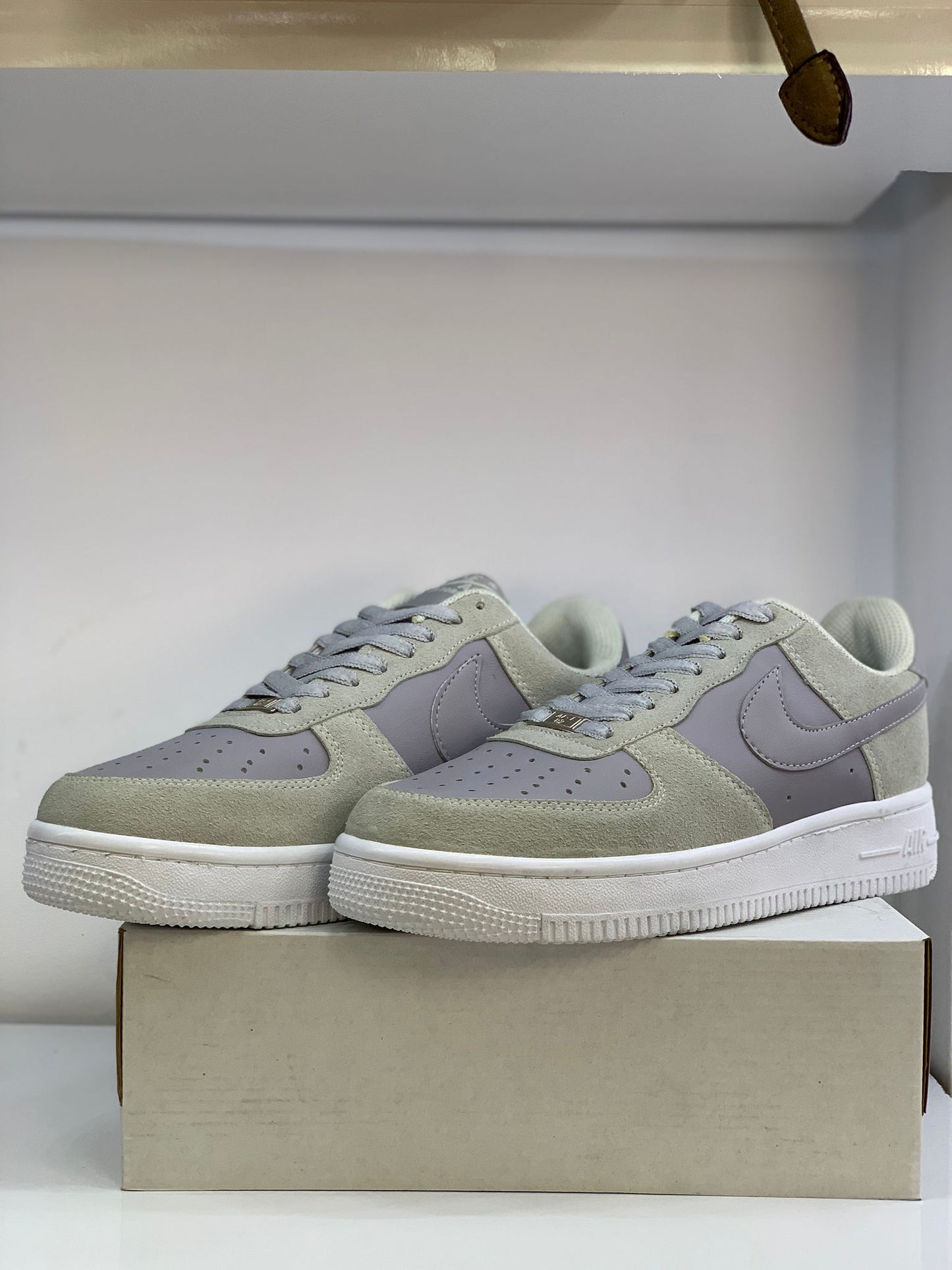 Nike Air Force 1 – Gri Süet Detaylı Erkek Sneakers