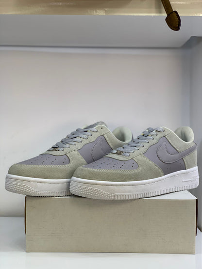 Nike Air Force 1 – Gri Süet Detaylı Erkek Sneakers