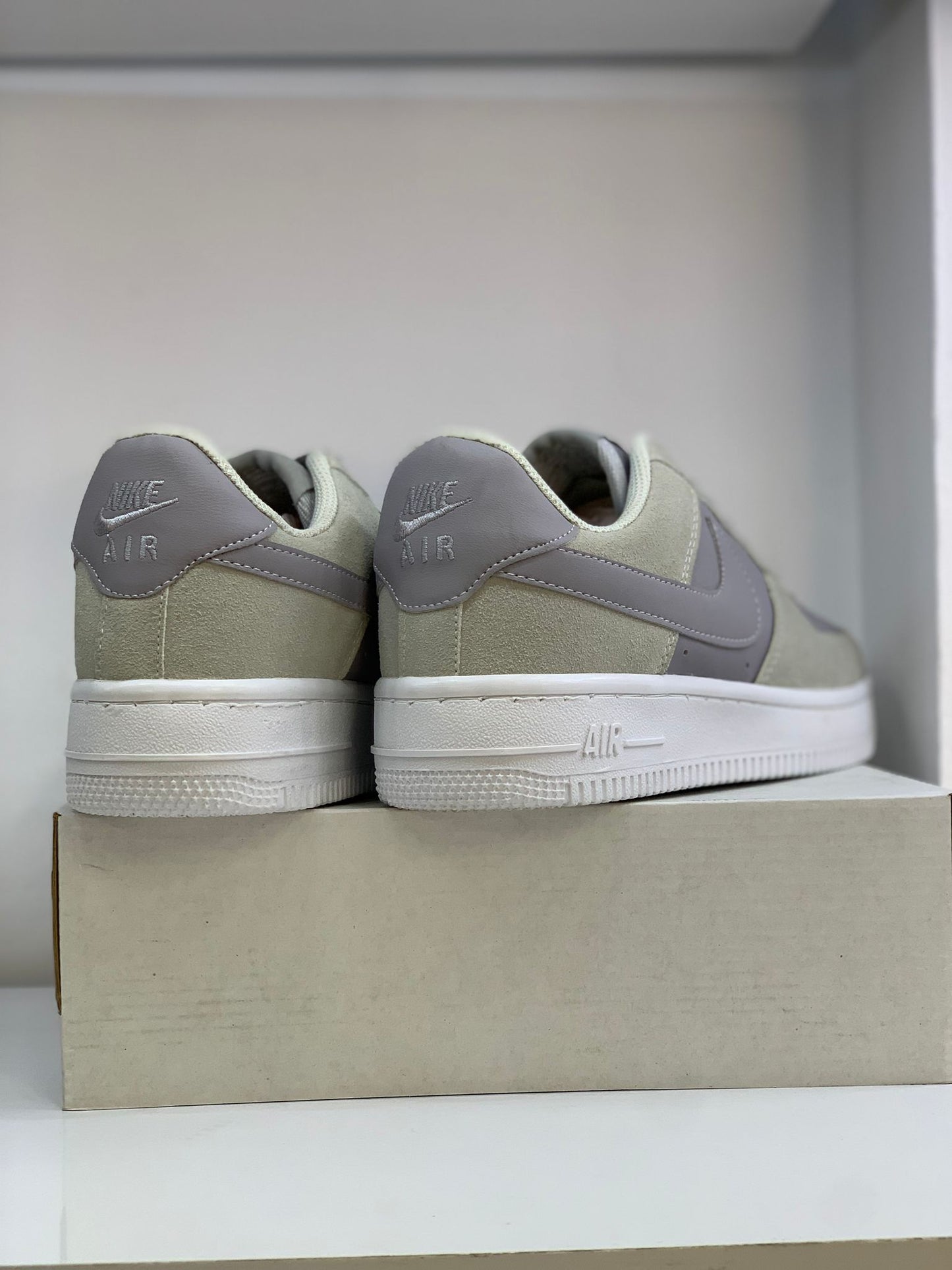 Nike Air Force 1 – Gri Süet Detaylı Erkek Sneakers