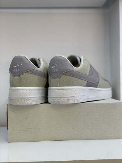 Nike Air Force 1 – Gri Süet Detaylı Erkek Sneakers