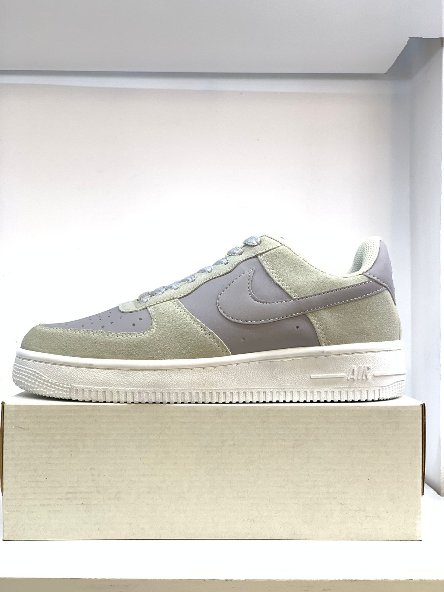 Nike Air Force 1 – Gri Süet Detaylı Erkek Sneakers