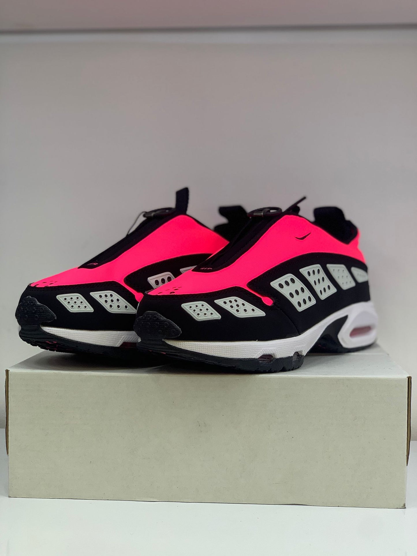 Nike Air Max SNDR – Neon Enerjisiyle Öne Çık