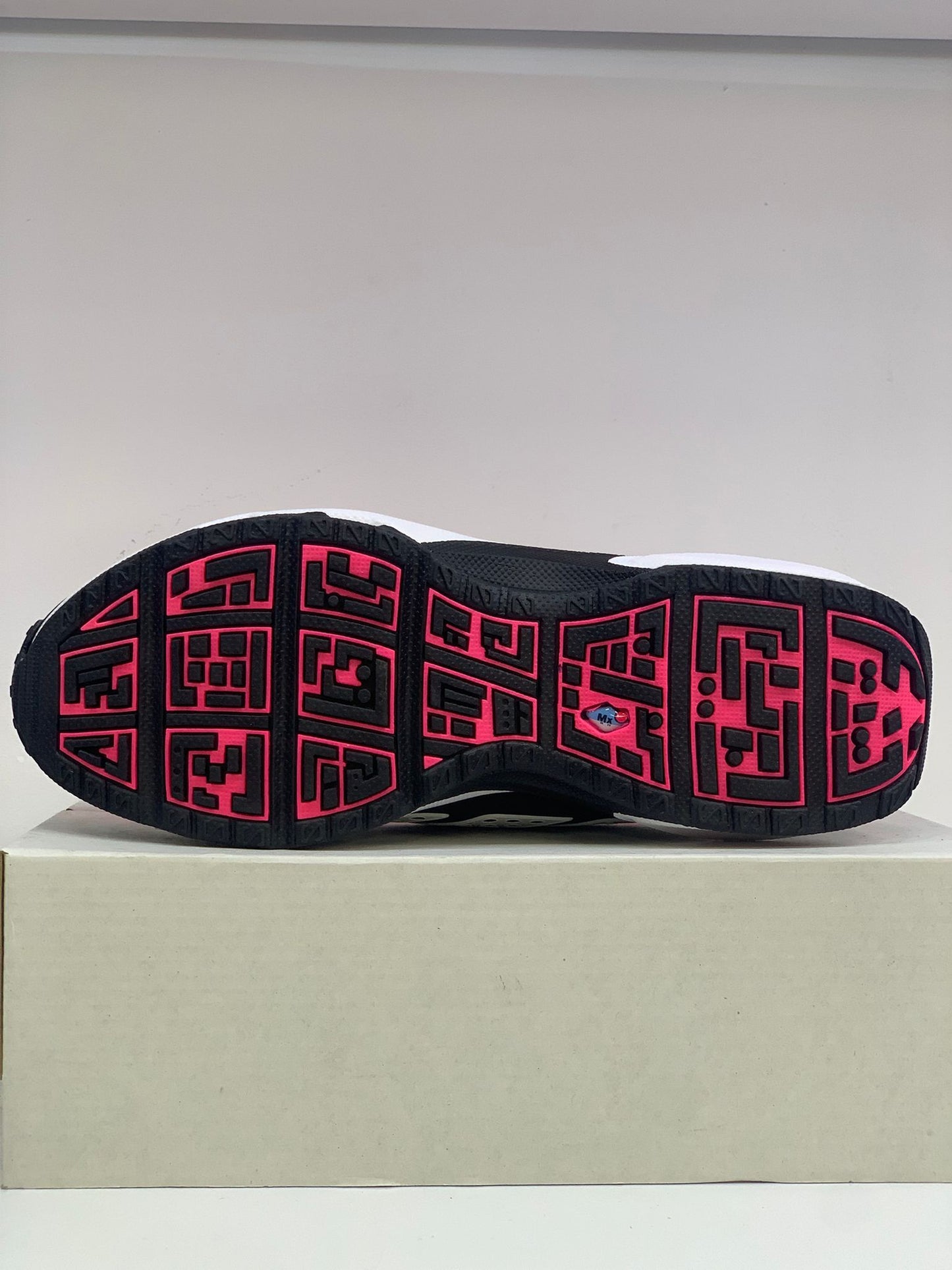 Nike Air Max SNDR – Neon Enerjisiyle Öne Çık