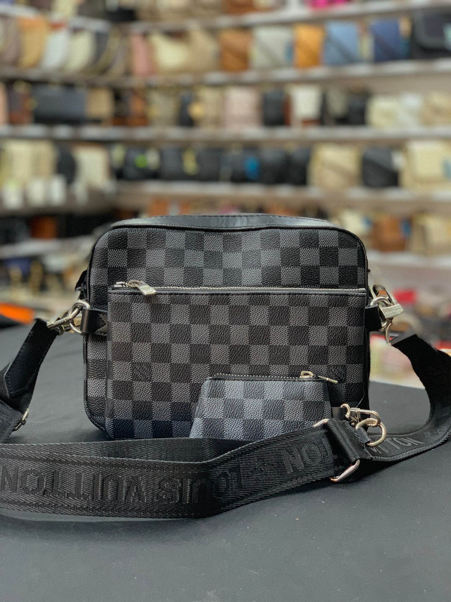 Louis Vuitton Damier Desenli Postacı Çantası