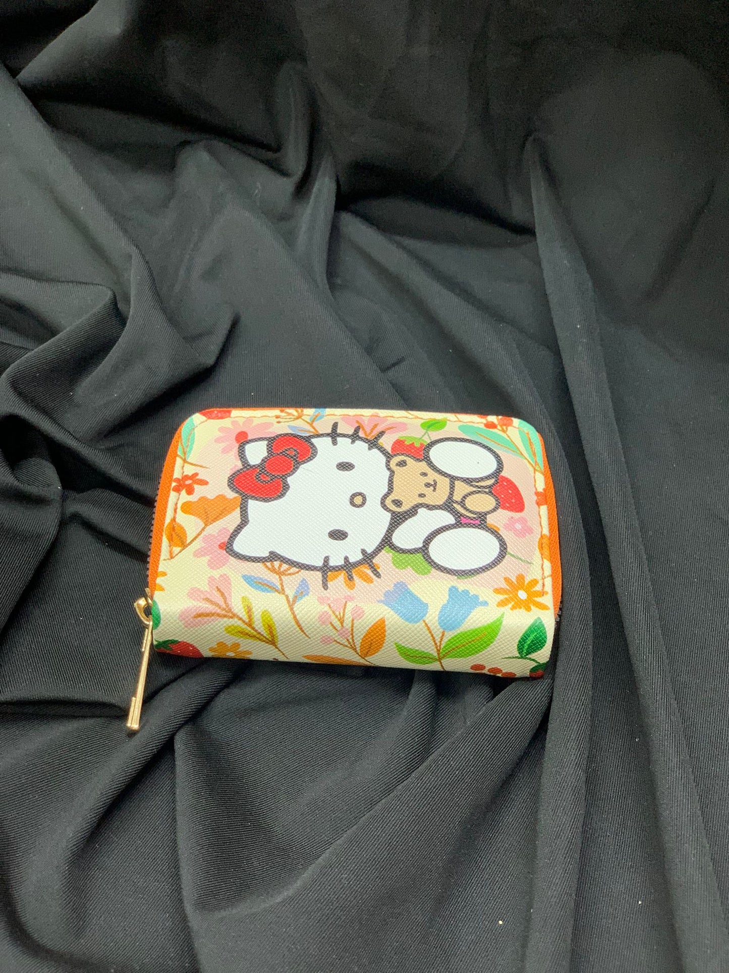 Hello Kitty Çiçek Desenli Fermuarlı Cüzdan